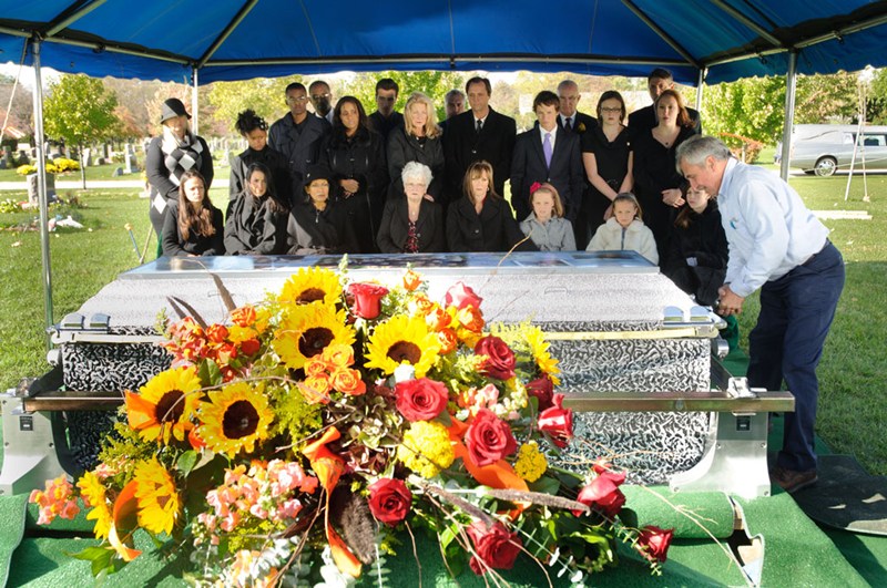 Differences Between a Funeral and a Memorial